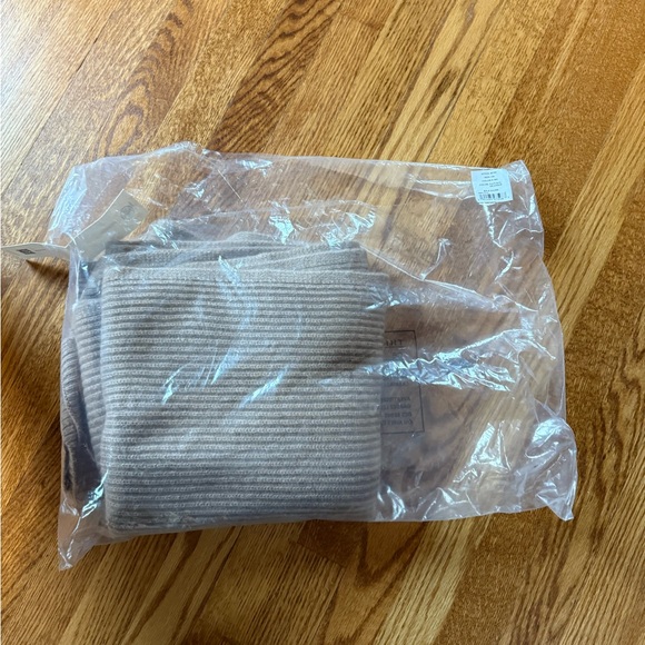 Tory Burch Ribbed Cashmere Oversized Scarf - Picture 12 of 12